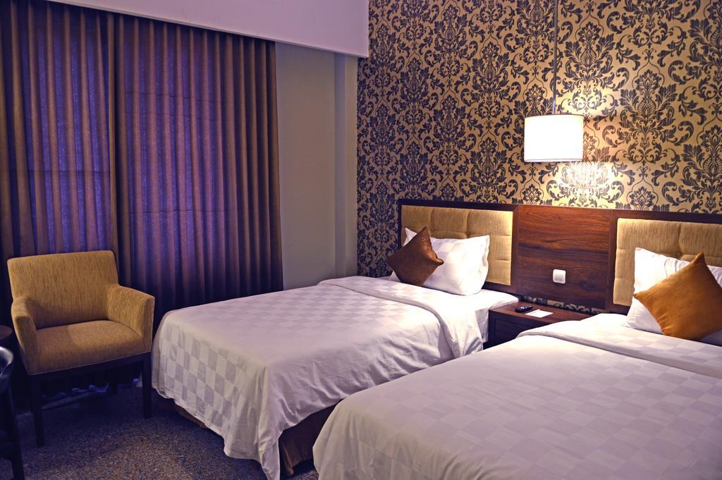 Hotel Safira Magelang Habitación foto