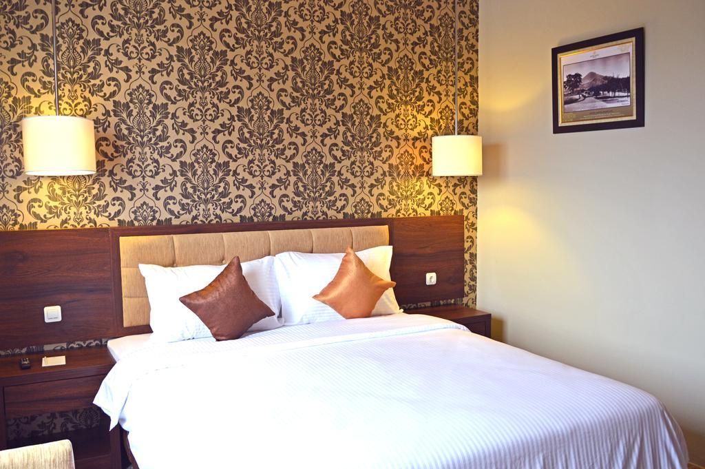 Hotel Safira Magelang Habitación foto